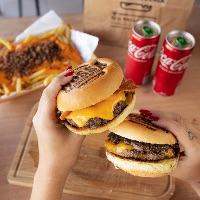 imagem 2 Hambúrguer "Linha Clássicos"  + Batata da casa + 2 bebidas